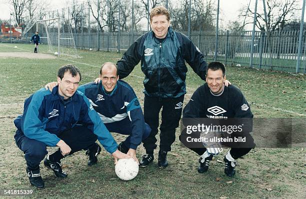 Sportler, Fussball D- v.l.: Uwe Rösler zusammen mit Michael Frontzeck, Manager Alan Ball und Torwart Eike Immel auf dem Trainingsgelände von...