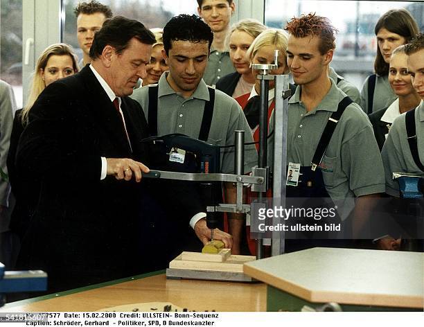 1944Politiker, SPD, DBundeskanzler ab 1998bei der Eröffnung des Ausbildungszentrumsdes Düsseldorfer Flughafen:zeigt Auszubildenden den Umgang mit der...