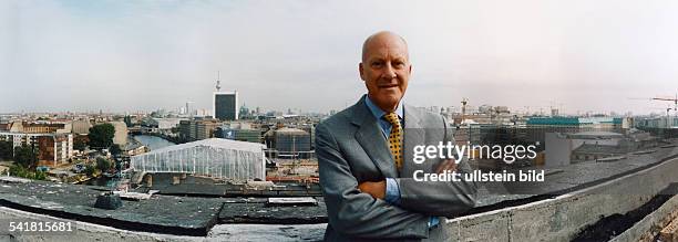 Foster, Sir Norman Robert *-Architekt, GB- Richtfest vom Berliner Reichstagsgebaeude, das N.F. Derzeit umbaut, Portrait auf dem Dach des Gebaeudes;...