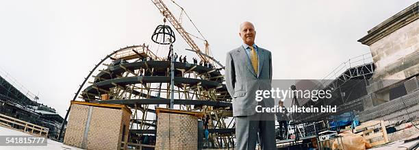 Foster, Sir Norman Robert *-Architekt, GB- Richtfest vom Berliner Reichstagsgebaeude, das N.F. Derzeit umbaut, Portrait auf dem Dach des Gebaeudes;...