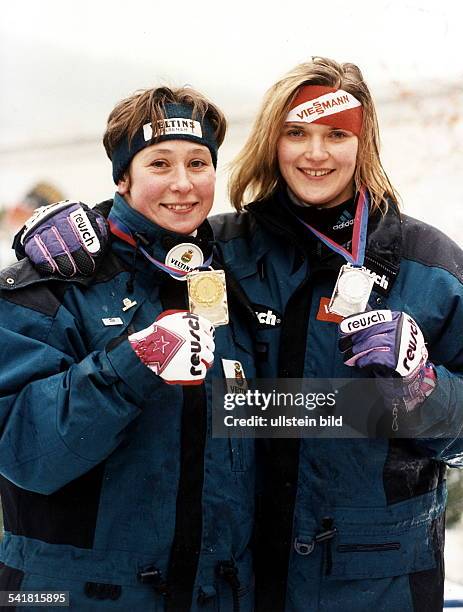 Sportlerin, Rennrodeln, D- als Weltmeisterin nach der Siegerehrung der WM in Altenberg; den Arm um sie gelegt hat Susi Erdmann, , die die...