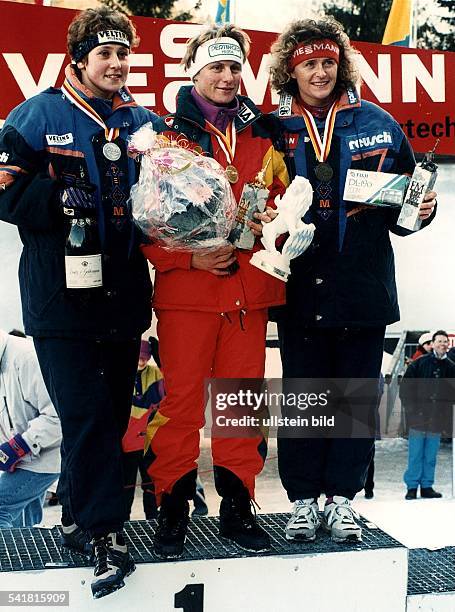 Sportlerin, Rennrodeln, D- auf dem Siegerpodest zusammen mitGerda Weißensteiner und Gabriele Kohlisch- 1994