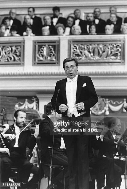 Schreier, Peter *-Kammersaenger, Tenor, DDR- singt bei einem Konzert anlaesslich der750-Jahr-Feier Berlins im Schauspielhaus