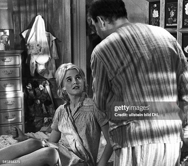 Baker, Carroll *-Schauspielerin, USA - Szene aus dem Film 'Baby Doll - Begehre nicht des anderen Weib' mit Karl Malden, Regie: Elia Kazan, USA- 1956...