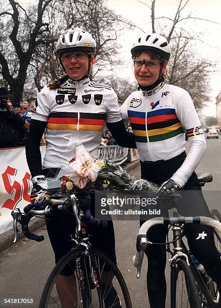 Radrennfahrerin, F- steht zusammen mit Hanka Kupfernagel bei einem Radrennen in Berlin in der Bergmannstraße- 00.04.1996