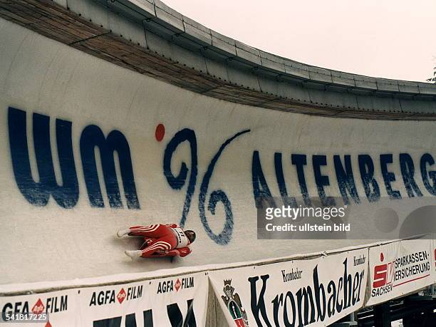 Sportler, Rennrodeln AUTRodel-WM 1996 in Altenberg:- Weltmeister Prock auf dem Rennschlittenin der Eisröhre- Februar 1996