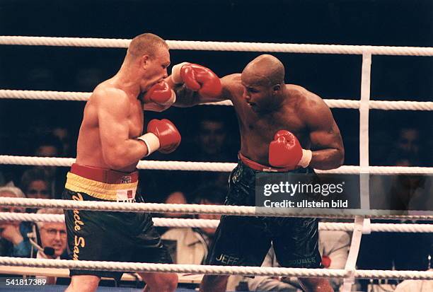 1968Boxer, DIBF Schwergewichts-WM-Kampf um denvakanten Weltmeister - Tiel gegen MichealMoorer im Westfalenstadion inDortmund:- Moorer landet einen...