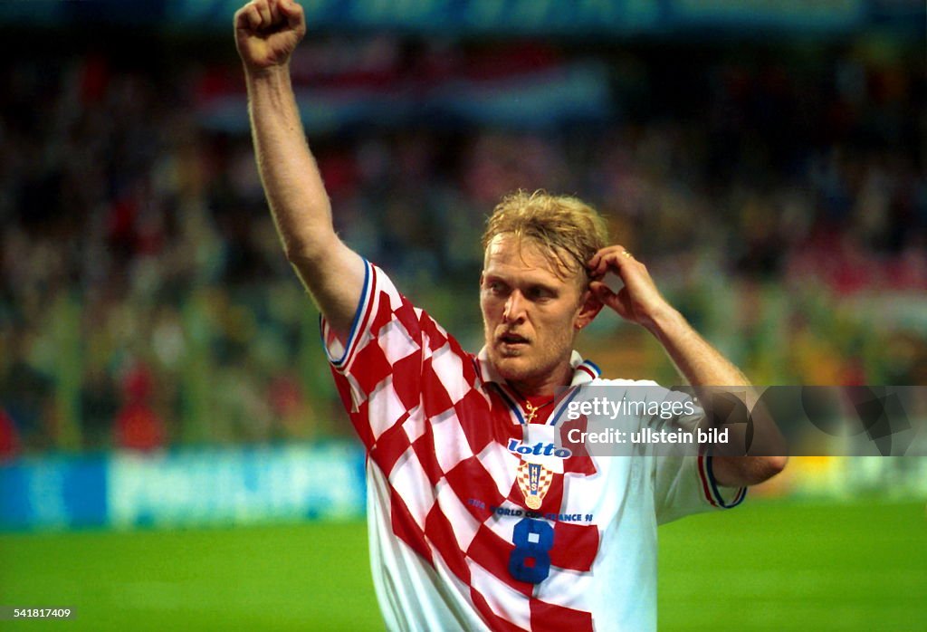 1990 FIFA World Cup Prosinecki, Robert * 12.01.1969 Football player, Croatia, member of the national team - Celebrating Prosinecki raising his fist during the first round match against Jamaica -