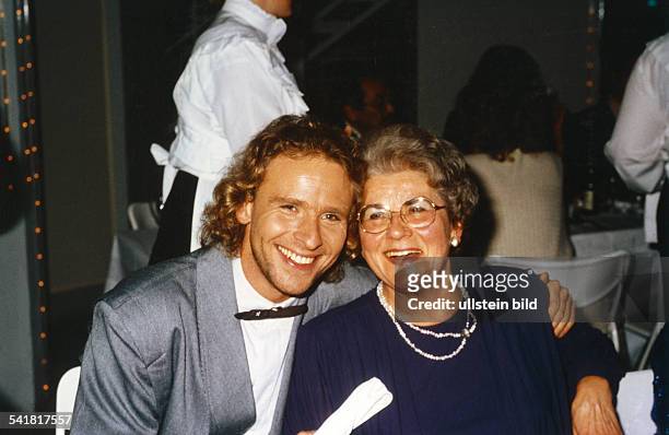 Gottschalk, Thomas *-Entertainer, Fernsehmoderator, Showmaster, D- mit seiner Mutter Rutila- 1996
