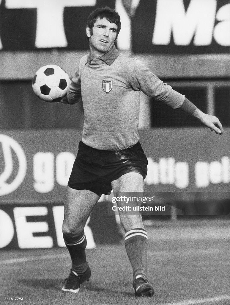 1974 FIFA World Cup in Germany Dino Zoff *28.02.1942- Football player, goalkeeper of the Italian national team - Dino Zoff throwing the ball during a World Cup match - June 1974