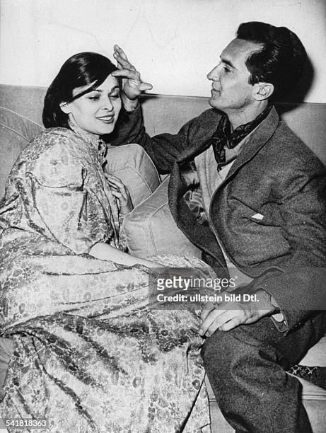 1931Schauspielerin, Italien- mit ihrem Ehemann, dem spanischenStierkämpfer Luis Miguel Dominguin- o.J. , erschienenin der BZ vom)