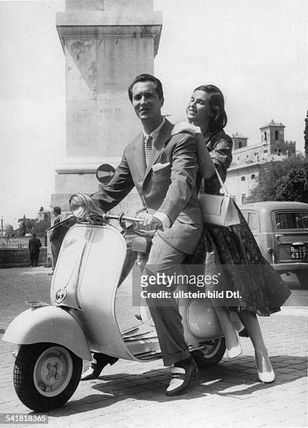 1931Schauspielerin, Italien- mit ihrem Ehemann, dem spanischenStierkämpfer Luis Miguel Dominguin aufeinem Motorroller in Rom- o.J. , erschienenin der...