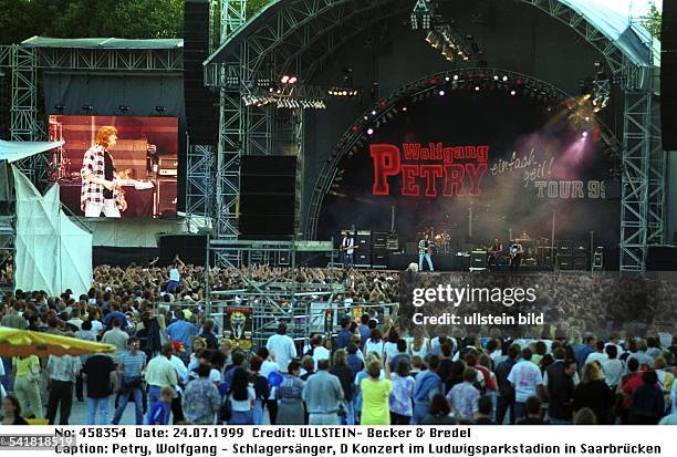 Schlagersänger, DKonzert während seiner "einfach geil !" - Tour 99 im Ludwigsparkstadion in SaarbrückenBlick über das Publikum auf die Bühne und...