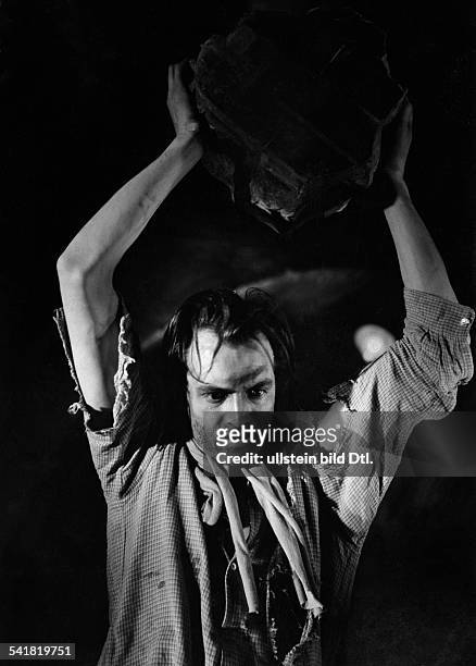 Quadflieg, Will *-+Schauspieler, D- als Peter Aaamus in dem UFA-Spielfilm 'GPU'; Regie: Karl Ritter; wirft einen Felsbrocken- Deutschland 1942-...