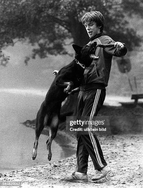 1963Sportler, Boxen D mit seinem Schäferhund "Jessy" am Berliner Grunewaldsee- 1983