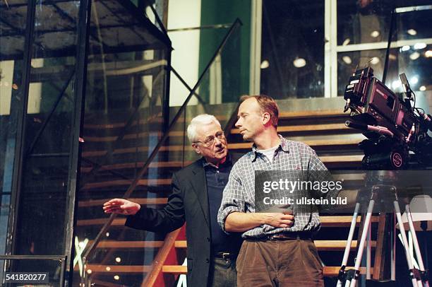 Jurist, Anwalt, Manager, Schriftsteller,Regisseur; DKluge im Gespräch mit einem Mitarbeiter bei Dreharbeiten in der Volksbühne, Berlin- 2000