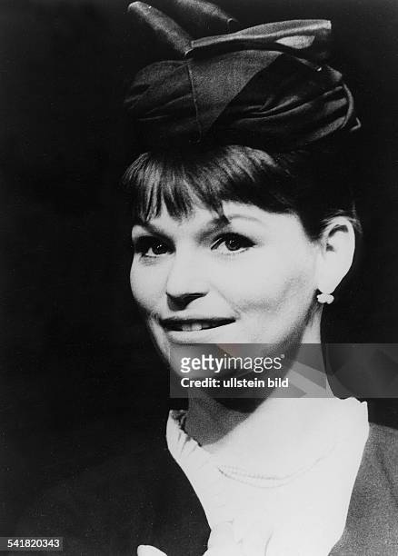 Domroese, Angelica *-Schauspielerin, DDR- als 'Polly Peachum' in der "Dreigroschenoper" von Brecht im Berliner Ensemble- undatiert