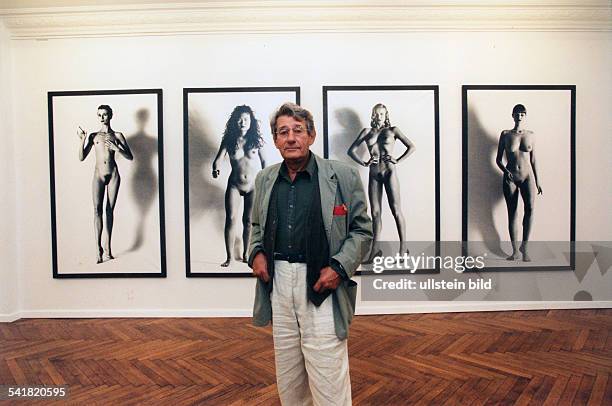 Newton, Helmut *-+Fotograf, Australien- Halbportrait, vor Fotos seiner Ausstellung "Big Nudes"- 1995