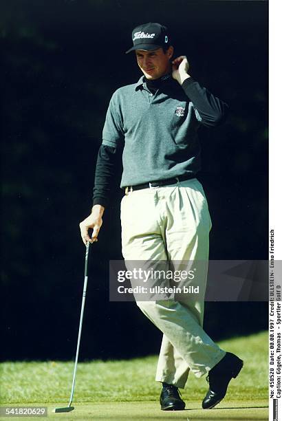 1970Sportler Golf DGanzfigur mit Golfschläger auf dem Grün- September 1997
