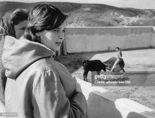 1931Schauspielerin, Italien- im Hintergrund ihr Ehemann, derspanische Stierkämpfer Luis MiguelDominguin in der Arena- o.J. , erschienenin der BZ vom