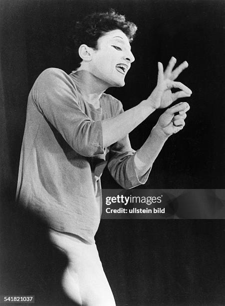 Molcho, Samy *-Pantomime, Regisseur, Oesterreich- Halbportrait, bei einer Auffuehrung von "Der Junggeselle mit dem Knopf"- 1961