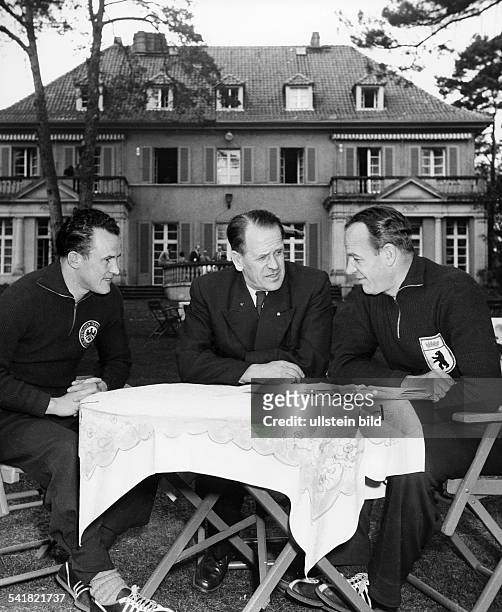 Herberger, Josef *28.03.1897-+Sportler, Trainer Fussball D- Bundestrainer Herberger sitzt im Anzug zusammen mit Gerhard Graf und 'Hanne' Sobek an...