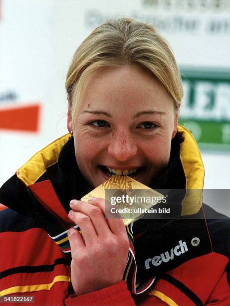 1977Sportler, Rennrodeln DRodel-WM in Königssee:- die Weltmeisterin mit der Goldmedaille