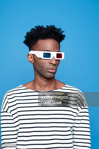 afro americano uomo che indossa 3d occhiali - 3 d glasses foto e immagini stock