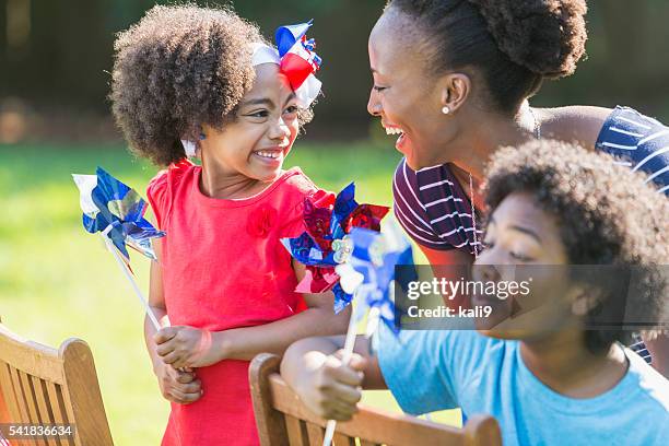 mãe e filhos a celebrar a 4 de julho - bbq family park imagens e fotografias de stock