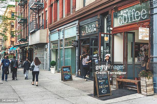 frederick douglass boulevard,, a harlem, al anochecer - harlem fotografías e imágenes de stock