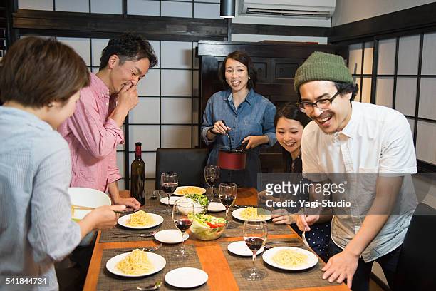 友人のグループディナーパーティーをお楽し��みいただけます。 - ホームパーティ　日本人 ストックフォトと画像