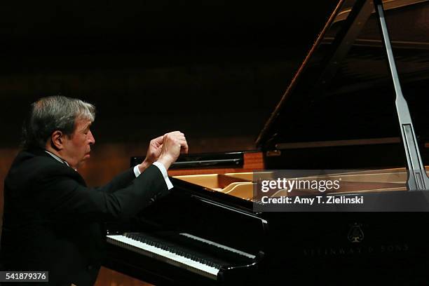 Pianist Murray Perahia performs a solo piano recital with works by composers Brahms, Mozart and Haydn as well as the Beethoven Sonata No 29 in B flat...