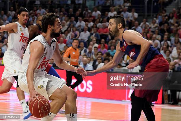 Sergio llull of Real Madrid vies with navarro during the play off round 3 match between FC Barcelona Lassa and Real Madrid at Barclaycard Center in...