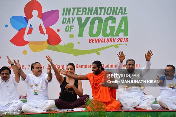 Yoga guru Vachanaananda conducts a laughter session with Chief Minister of Karnataka Siddaramaiah , Union Minister for Fertilizer Ananth Kumar , and...