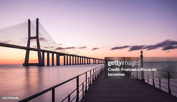 vasco da gama bridge at sunrise, lisbon - iacomino portugal foto e immagini stock