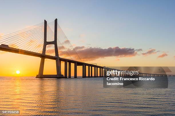 vasco da gama bridge at sunrise, lisbon - iacomino portugal stock-fotos und bilder