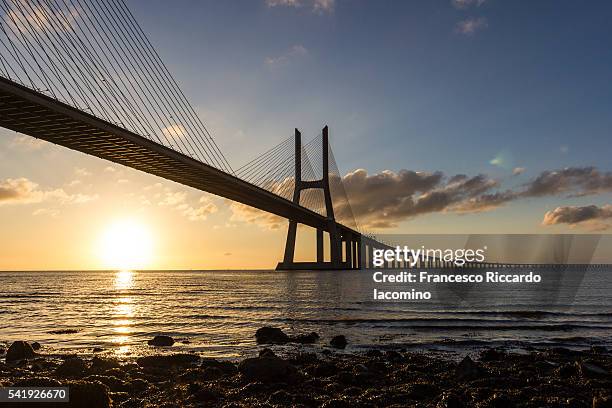 vasco da gama bridge at sunrise, lisbon - iacomino portugal foto e immagini stock