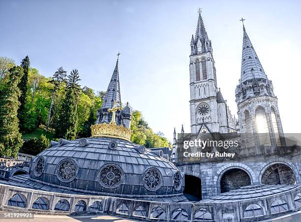 basilica notre-dame du rosaire, lourdes, france - bernadette soubirous fotografías e imágenes de stock