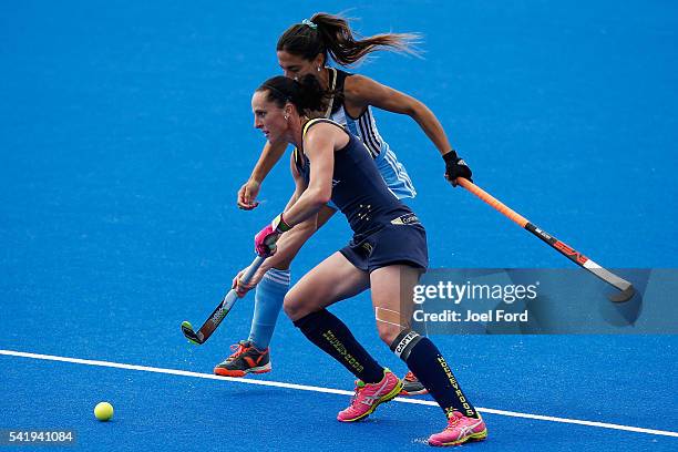Madonna Blyth of Australia carries the ball during the FIH Women's Hockey Champions Trophy 2016 match between Australia and Argentina at Queen...