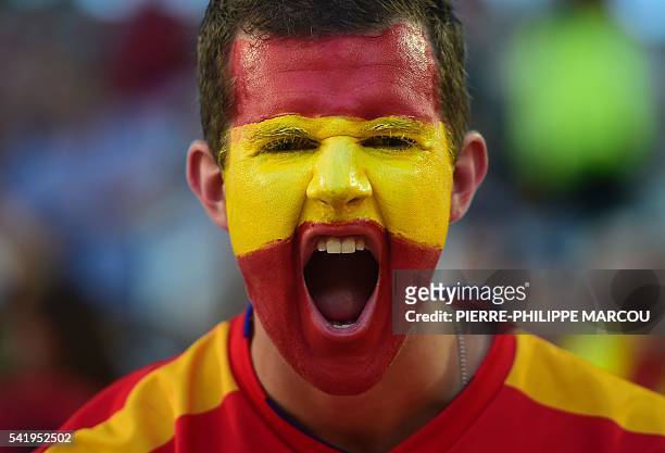 Spain fans cheer ahead of the start of the Euro 2016 group D football match between Croatia and Spain at the Matmut Atlantique stadium in Bordeaux on...