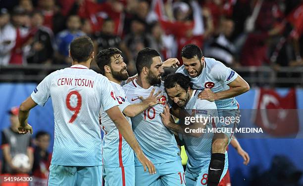 Turkish players celebrate their victory at the end of the Euro 2016 group D football match between Czech Republic and Turkey at Bollaert-Delelis...