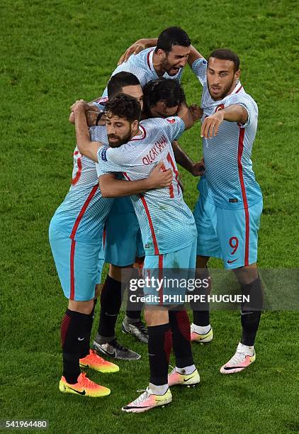 Turkish players celebrate their victory at the end of the Euro 2016 group D football match between Czech Republic and Turkey at Bollaert-Delelis...