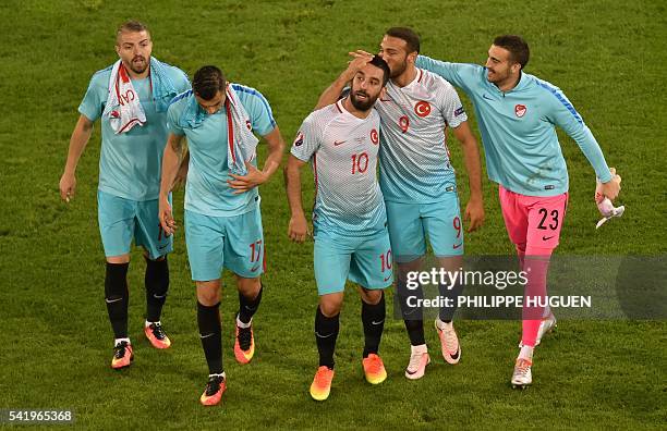 Turkish players celebrate their victory at the end of the Euro 2016 group D football match between Czech Republic and Turkey at Bollaert-Delelis...