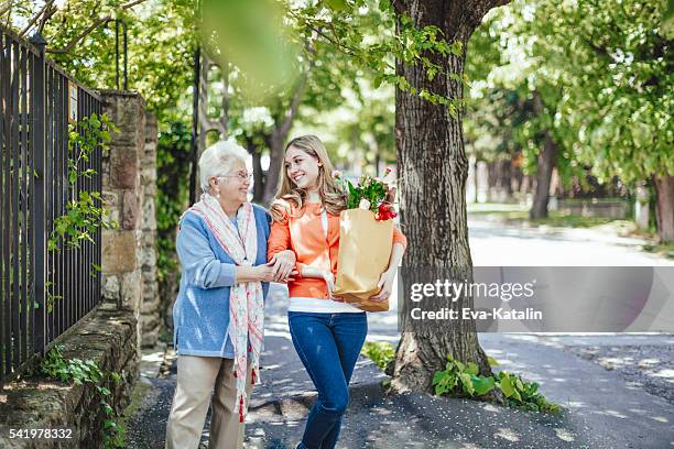 gemeinsam ist einfacher - granny shopping stock-fotos und bilder
