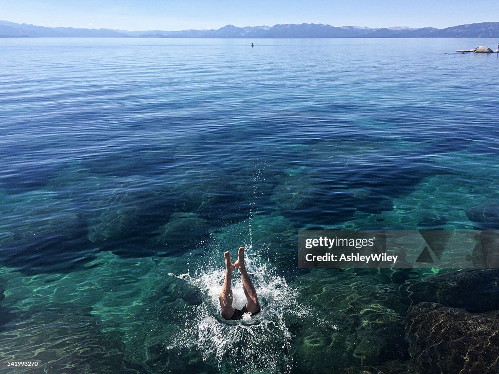 Jemand springt in Lake Tahoe