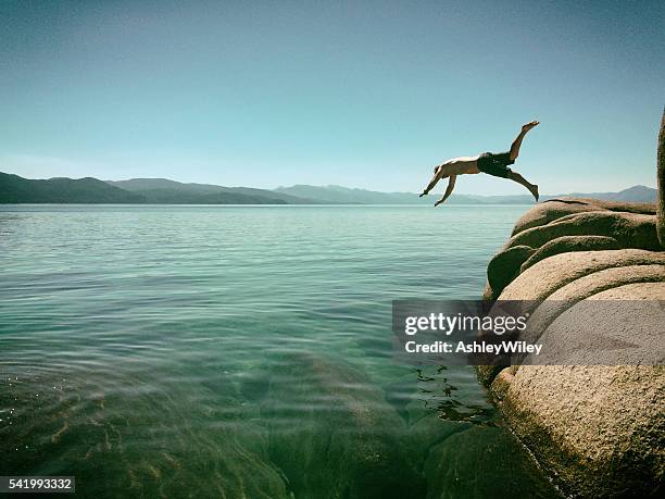 homem pulando no lago tahoe, califórnia - lago tahoe - fotografias e filmes do acervo