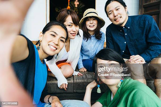 japanese friends group selfie - zelfportret stockfoto's en -beelden