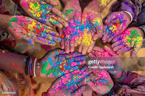 gruppo di bambini che giocano holi indiano in rajasthan, india - holi foto e immagini stock