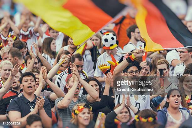 deutscher fan-fans jubeln rufen für fussballteam - deutsche kultur stock-fotos und bilder
