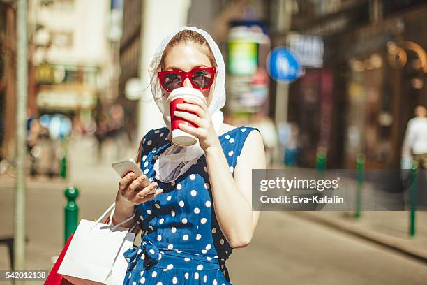 shopping femme dans la ville - femme foulard photos et images de collection